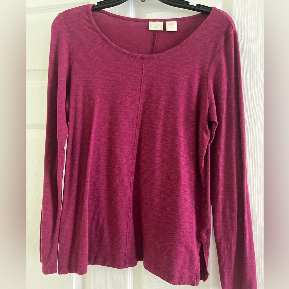 Long sleeve tee. Very good condition. Polyester blend size medium